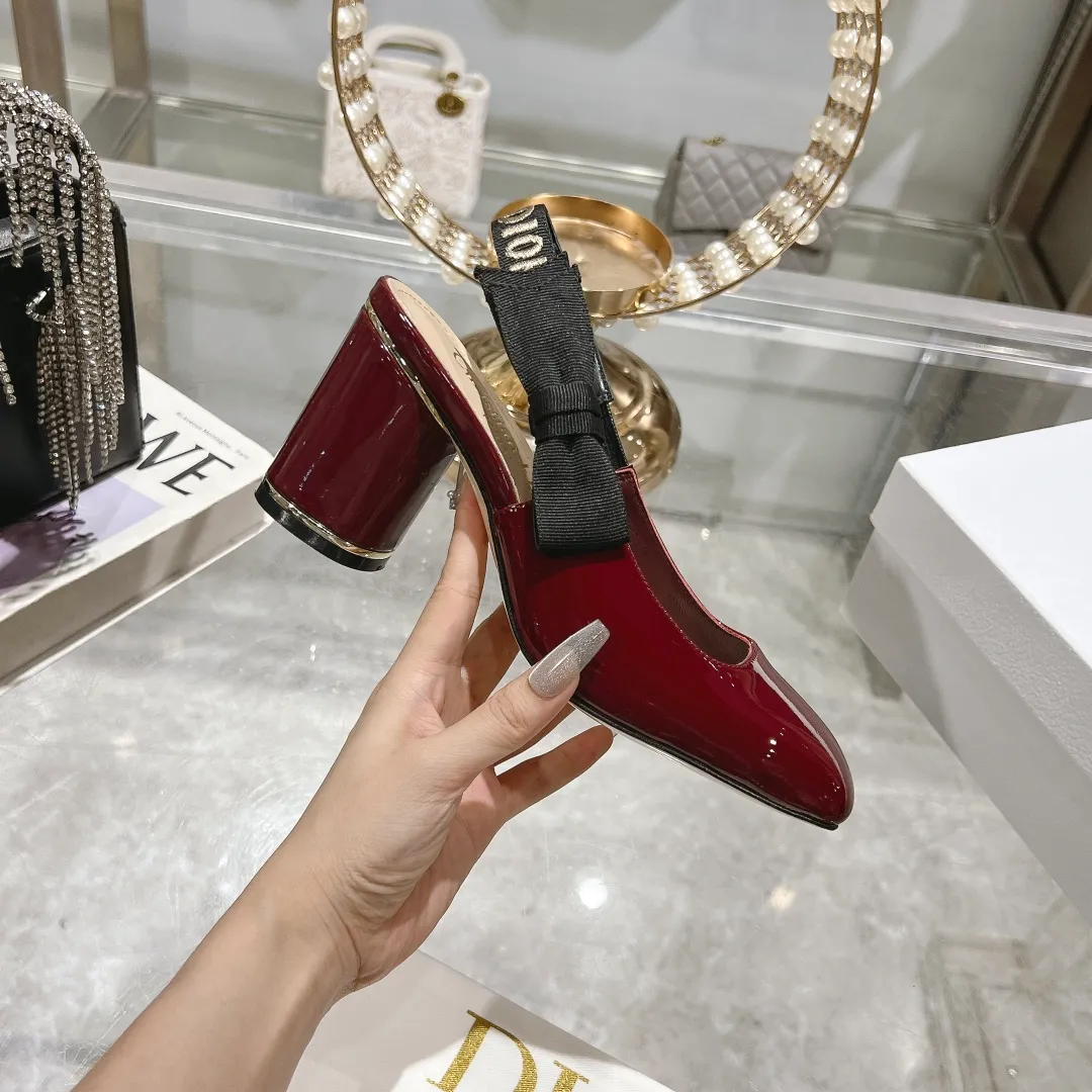 👟👟Ex-factory price 540👟👟Dior 2025 early spring new style Rhodes series women's sandals with special-shaped heel and empty back. Stars' same letter logo with electric embroidery process ➕Hardware buckle high-heeled women's shoes. The outside is decorated with butterflies 🦋knots for decoration, which makes the whole pair of shoes beautiful. 🌟Original development of top-end high-end version Material: imported patent leather upper, water-dyed sheepskin lining, foot pads + Italian leather outsole Heel height: 4cm 7.5cm Size: 35-41 standard code (40.41 customization is not returnable)